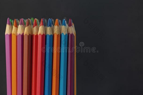 颜色铅笔桩铅笔上司向黑暗的背景