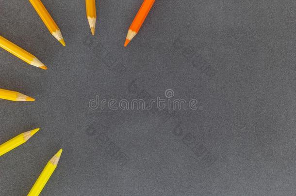 颜色铅笔采用半圆形关同时向黑暗的背景