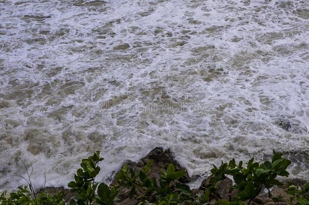 海波破坏向一岩石.深的蓝色se一波打悬崖