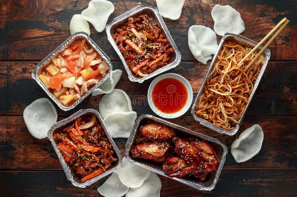 中国人外卖餐馆食物.易碎的shred的过去式和过去分词牛肉,甜的和有酸味的漂亮的