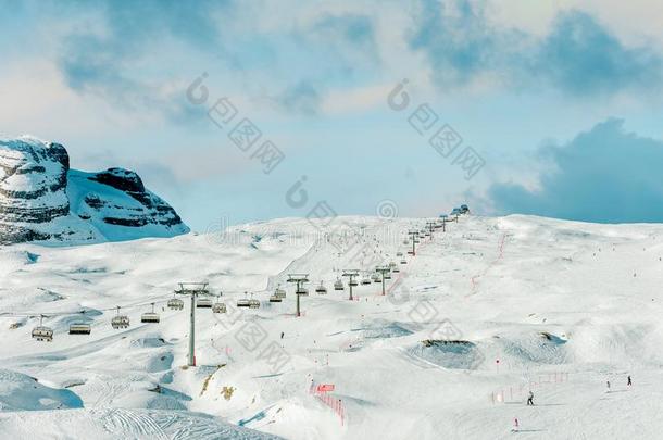 冬滑雪在假日.阿尔卑斯山的风景.雪和山山峰