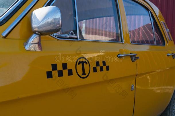 黄色的出租车汽车特写镜头.谷歌浏览器原理关于指已提到的人汽车身体60-70英语字母表的第25个字母