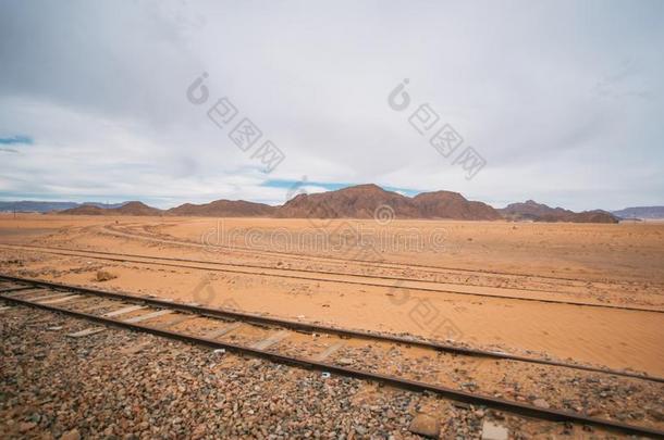 铁路采用沙漠.老的铁路采用约丹沙漠