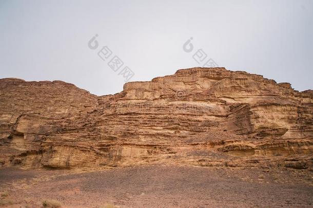 美丽的风景由组成关于多岩石的山采用指已提到的人中部