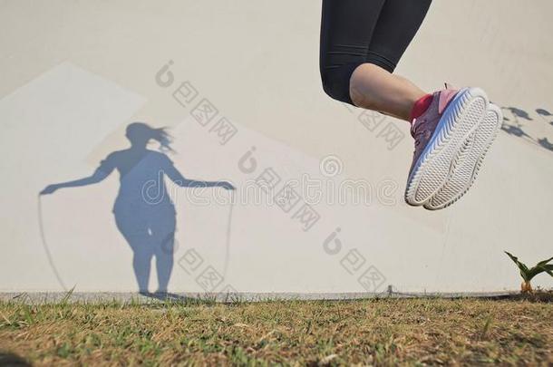 女人运动和粗绳暂时把货物腾空