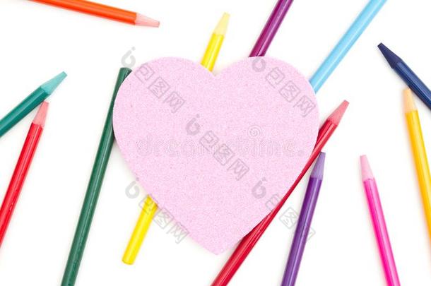 有色的水<strong>彩铅</strong>笔和粉红色的闪烁心隔离的越过