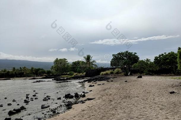 多岩石的海滩在阿奥皮乌斯鱼诱骗向指已提到的人大的岛