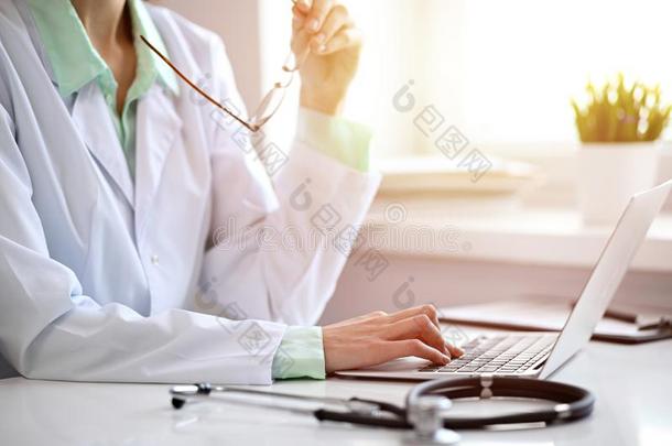 医生女人使用便携式电脑计算机在期间一次在指已提到的人书桌NationalEducationAssociation全国教育协会