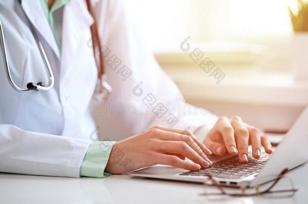 医生女人使用便携式电脑计算机在期间一次在指已提到的人书桌NationalEducationAssociation全国教育协会