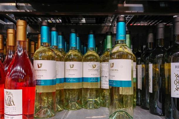 行关于以色列的葡萄酒瓶子为卖向架子在食物超级马克