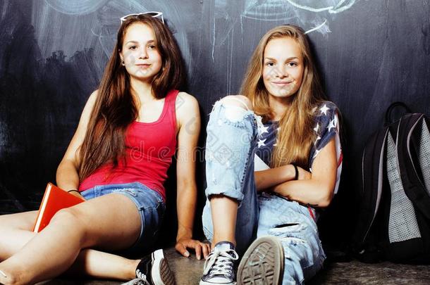 背向学校后的夏假期,两个青少年女儿采用<strong>班级</strong>