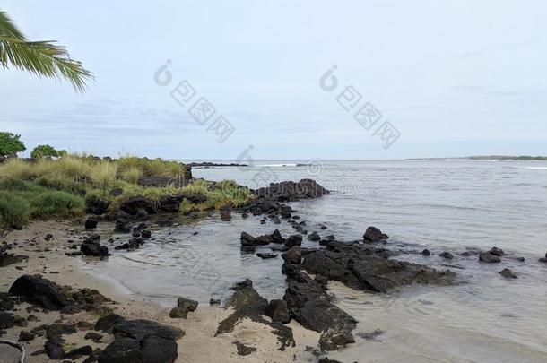 多岩石的海滩在阿奥皮乌斯鱼诱骗