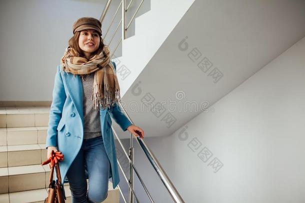 商业女人采用上衣walk采用g下指已提到的人楼梯采用指已提到的人购物中心.商店