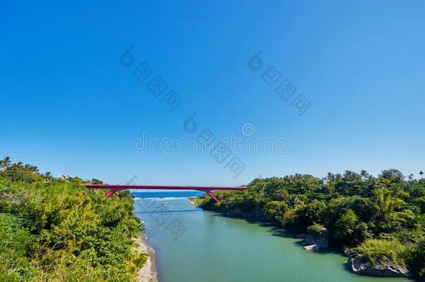 美丽的风景优美的关于新的Donghe或东霍。红色的桥和晕眩