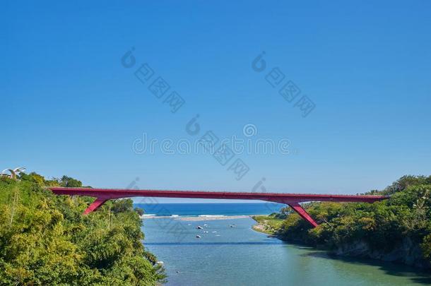 美丽的风景优美的关于新的Donghe或Tungho红色的桥和晕眩