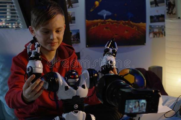 男孩拍摄电影复习关于玩具机器人