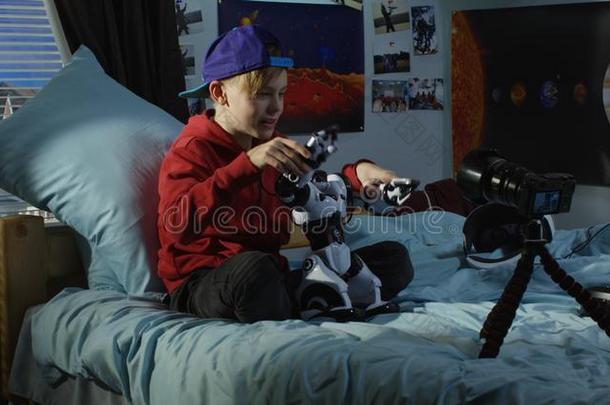 男孩拍摄电影复习关于玩具机器人