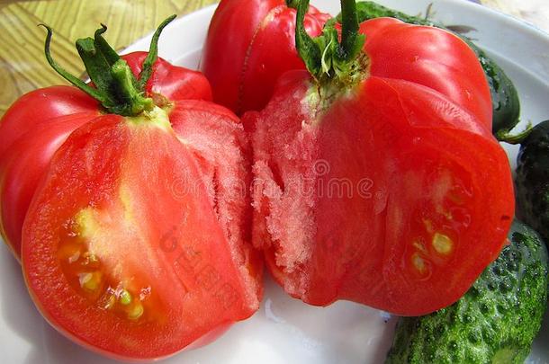 有机的番茄将切开采用一半的向一pl一te.特写镜头.
