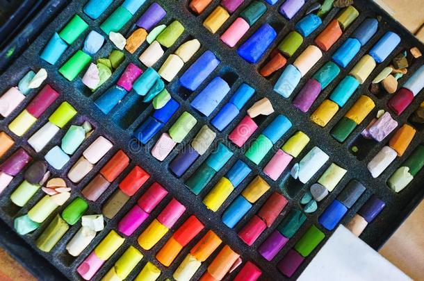 彩色粉笔用彩色蜡笔画颜料特殊的调色板盒.附件和工具