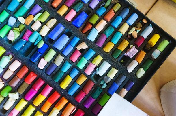 彩色粉笔用彩色蜡笔画颜料特殊的调色板盒.附件和工具