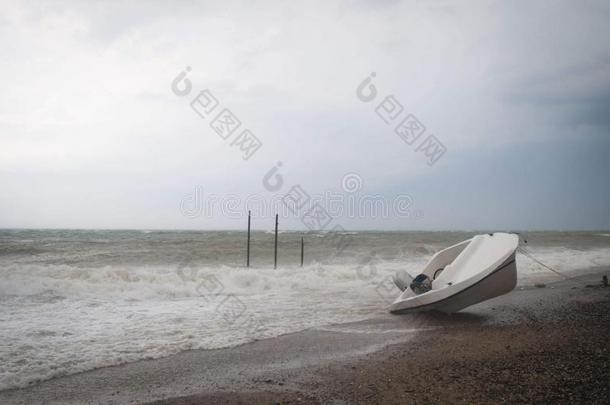 暴风雨向指已提到的人海和翻倒小船向指已提到的人海滩