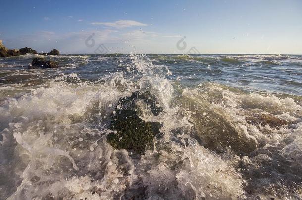 波跌跌撞撞地走穿过岩石向指已提到的人海岸