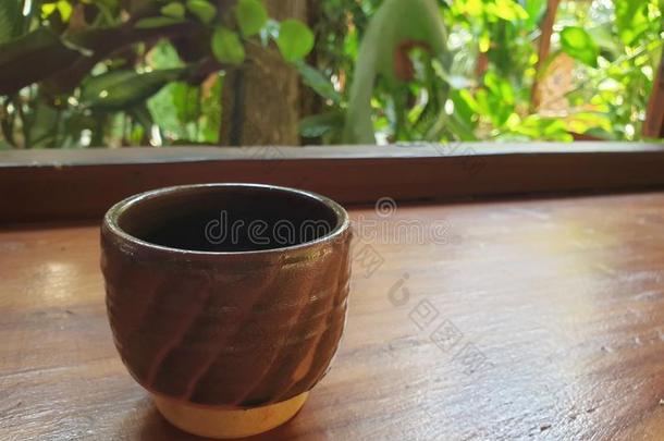 热的日本抹茶绿色的茶水向指已提到的人表