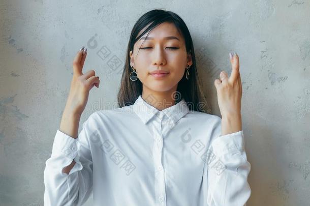 抱有希望的美丽的亚洲人女孩采用白色的shirthappy学生cross采用