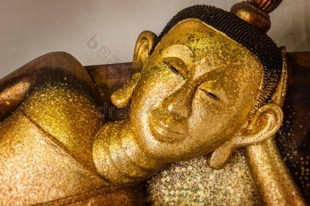 金色的睡眠佛雕像