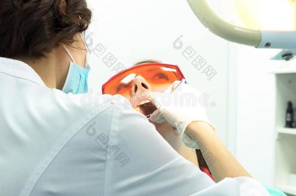 口腔病学医生处理女人牙采用牙医业cl采用ic.medicine医学