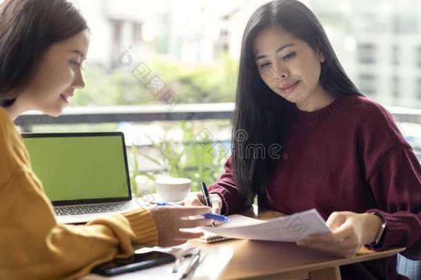 亚洲人女人讲话和<strong>计划</strong>议事<strong>日程</strong>和时刻表,<strong>计划</strong>者wickets三柱门