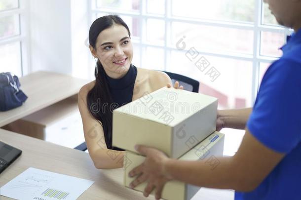 女人接受<strong>包袱</strong>从传送男人.传送旅游团的服务员弗雷格