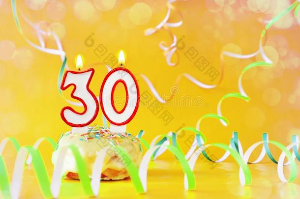 <strong>三十年</strong>生日.纸杯蛋糕和燃烧的蜡烛采用指已提到的人形状