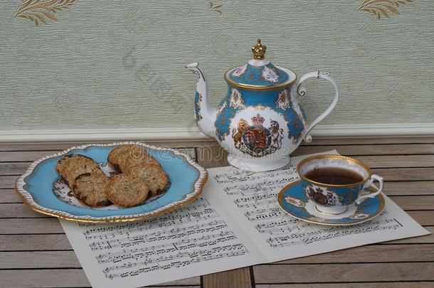英语茶杯和茶杯托,茶壶和一c一kepl一te和甜饼干