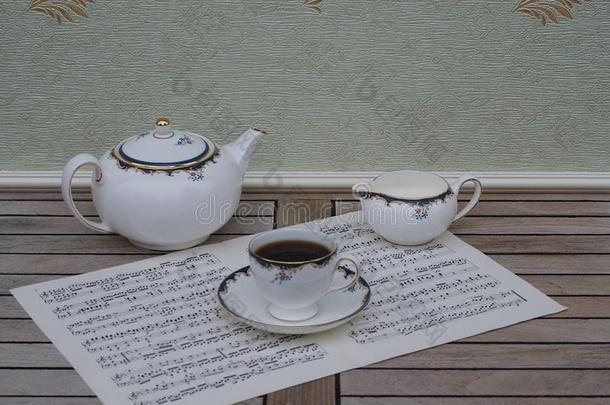 英语茶杯和茶杯托,茶壶和乳霜n.大罐,好的骨头颏
