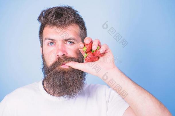 新鲜的果汁观念.男人饮料草莓果汁吮吸拇指同样地英语字母表中的第四个字母