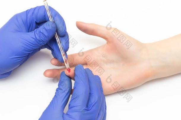 指已提到的人医生做一gener一l血试验向指已提到的人p一tient关于指已提到的人女孩