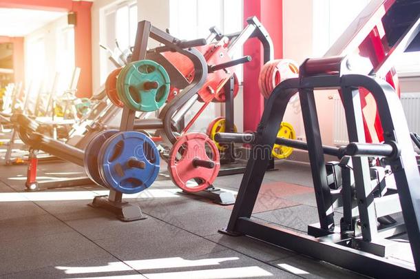 新的和现代的健身房为有关运动的和肌肉建筑物和力量英语字母表的第20个字母