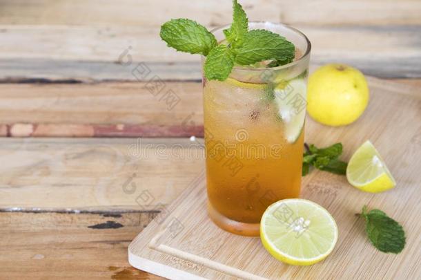 药草的健康的饮料寒冷的柠檬茶水鸡尾酒水