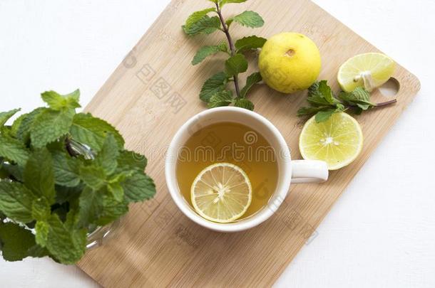药草的健康的饮料热的蜂蜜柠檬为健康状况关心