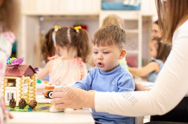 幼儿园小孩男孩建筑物玩具房屋采用游戏室在普雷斯乔