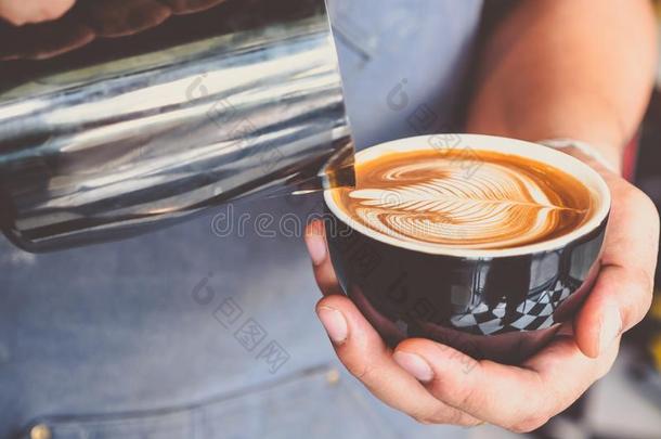 专业的<strong>咖啡</strong>馆准备<strong>咖啡</strong>的员工和<strong>咖啡</strong>豆杯子制造美丽的拿铁<strong>咖啡</strong>艺术