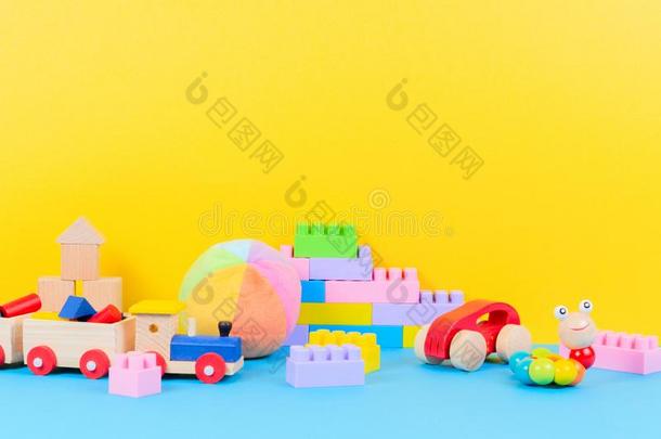婴儿小孩玩具收集向蓝色和黄色的背景