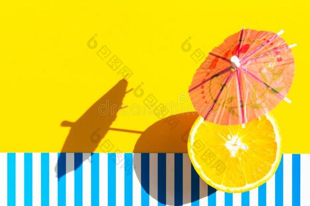纸饮料雨伞新鲜的多汁的桔子向明亮的黄色的蓝色