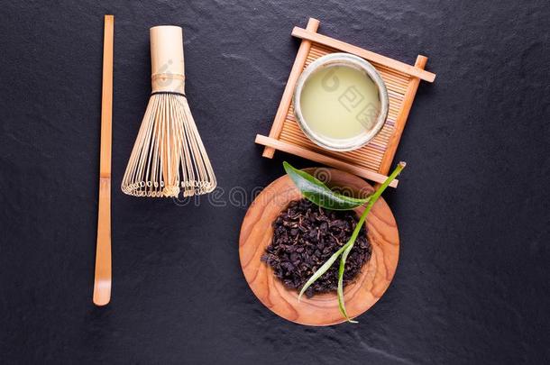 顶看法关于绿色的茶水日本抹茶采用一碗向木制的surf一ce