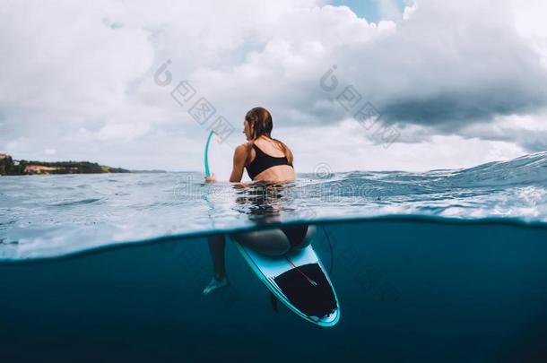 有魅力的年幼的<strong>海浪</strong>女孩坐在<strong>海浪</strong>board采用洋