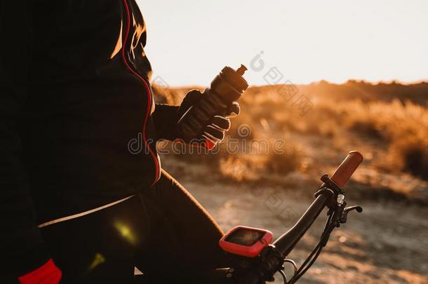 变得难以辨认的骑自行车的人佃户租种的土地水小卖部向指已提到的人自行车向一aux.构成疑问句和否定句