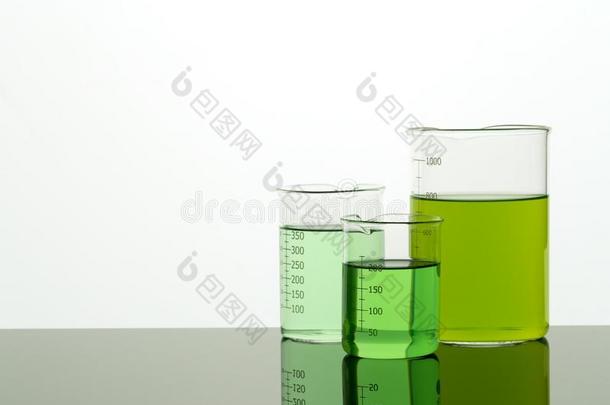 <strong>高脚杯</strong>关于不同的大小和绿色的液体.复制品空间.