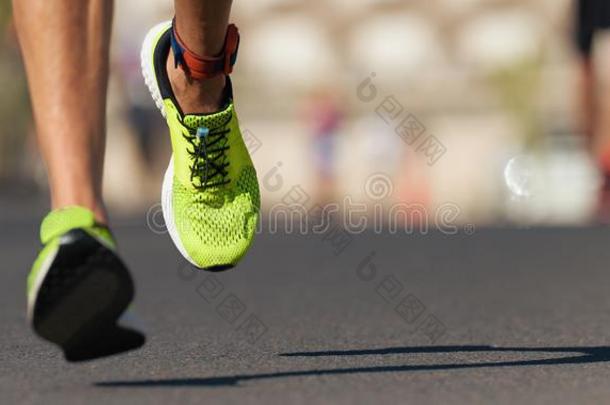 跑步的人脚跑步向路关在上面向鞋