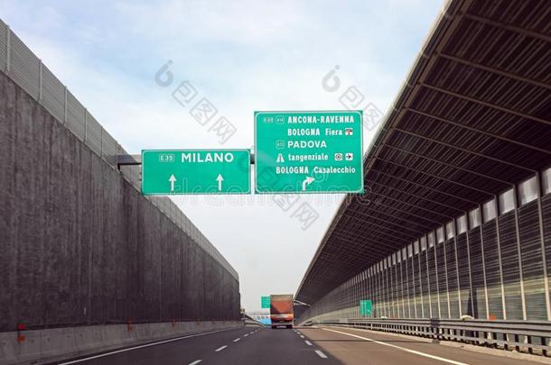 交通符号向意大利人<strong>高速公路</strong>和名字关于城市